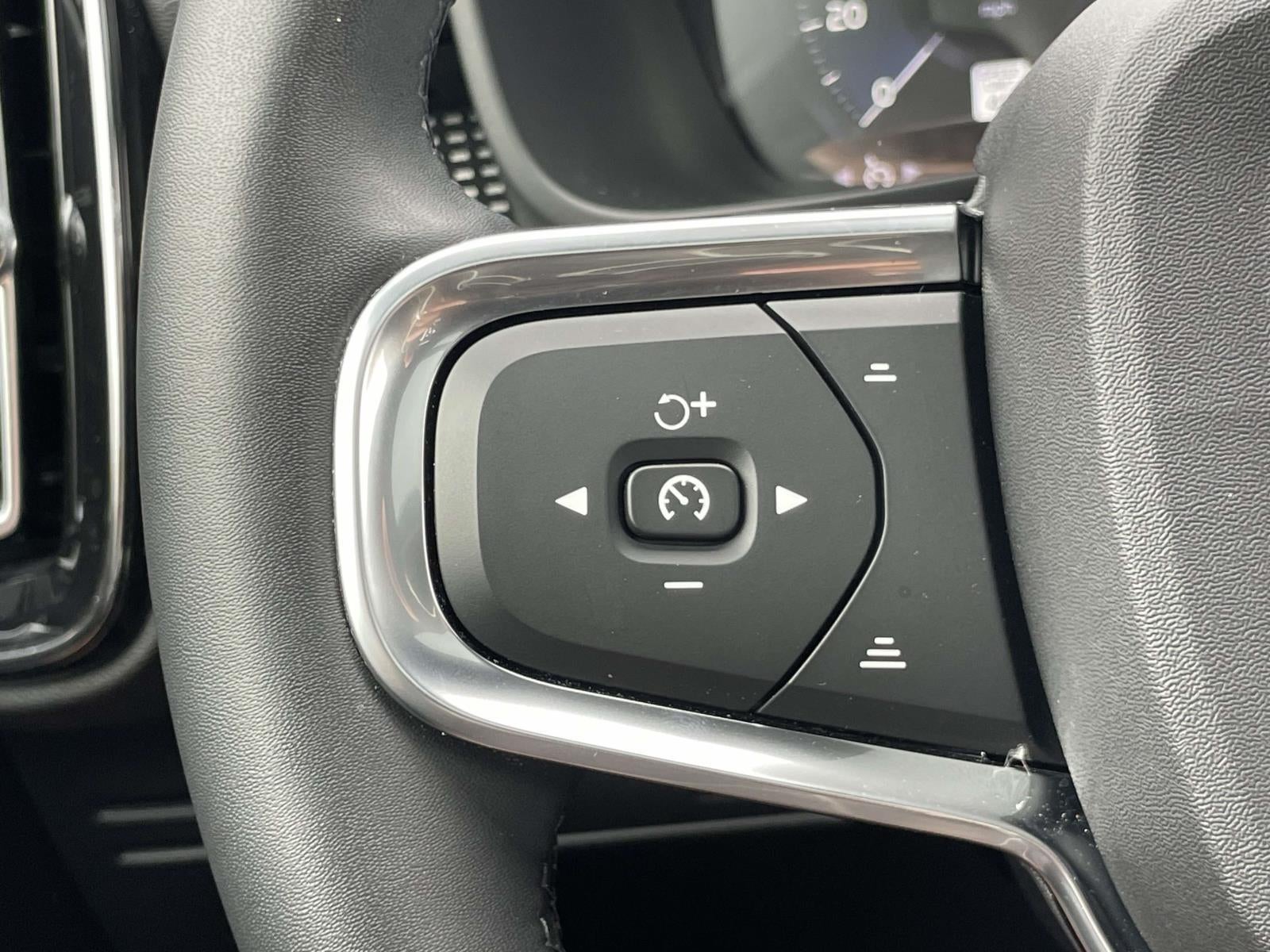 2022 Volvo XC40 T5 R-Design