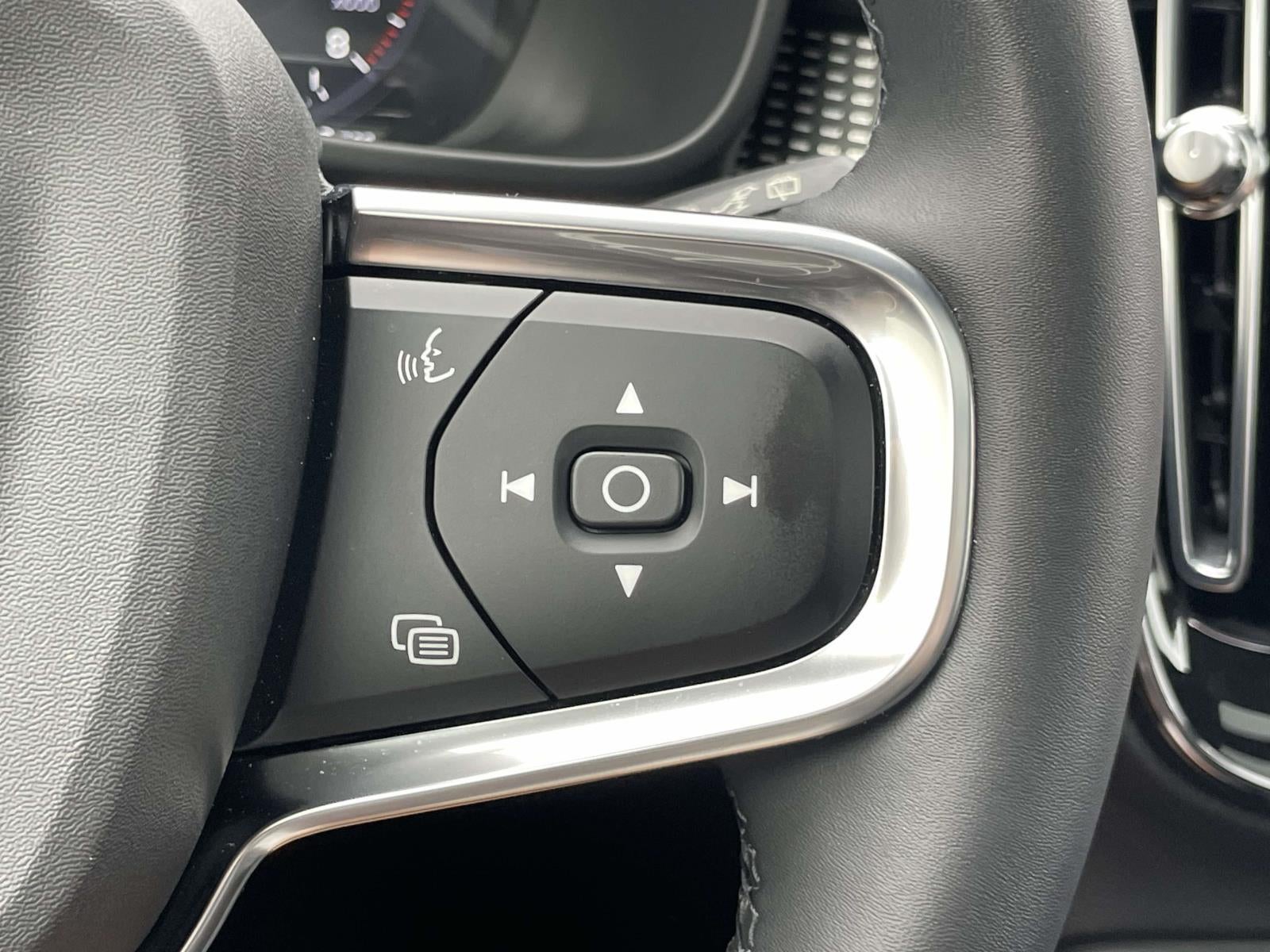 2022 Volvo XC40 T5 R-Design