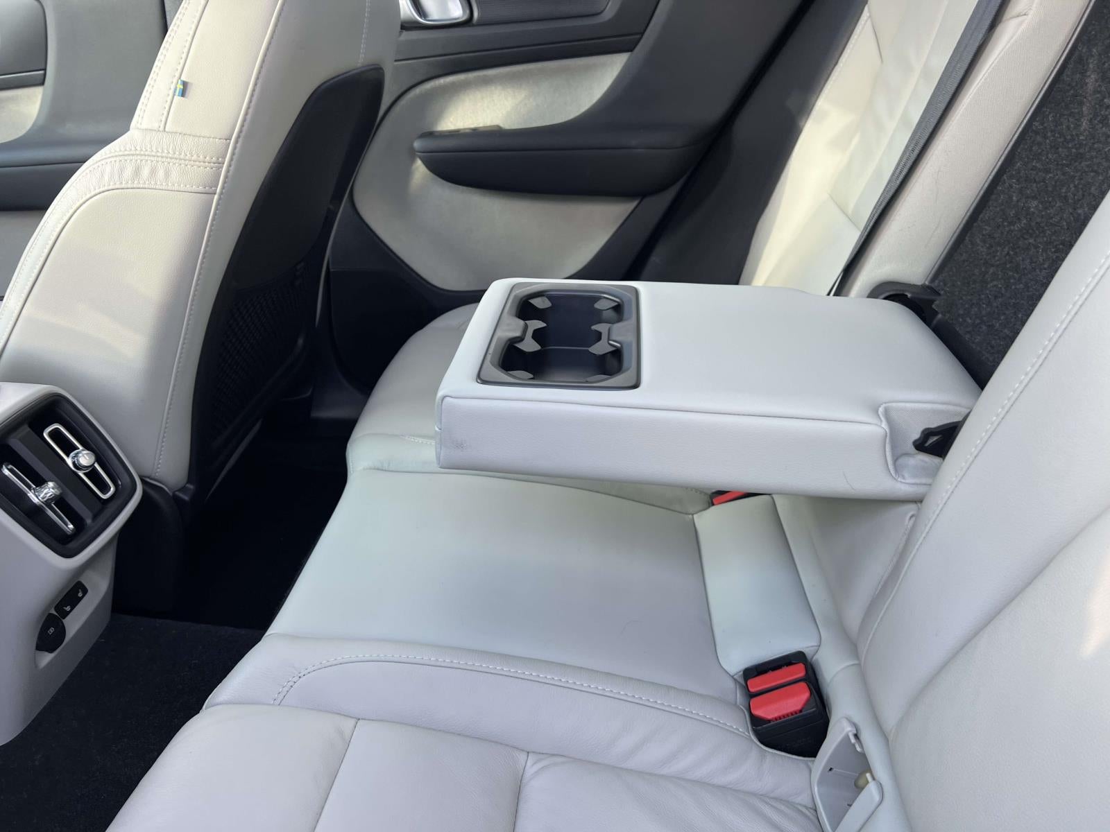 2023 Volvo XC40 B5 Ultimate Bright Theme