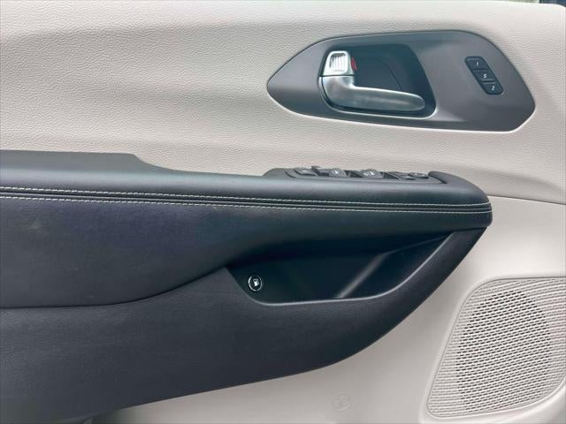2022 Chrysler Pacifica Hybrid Touring L
