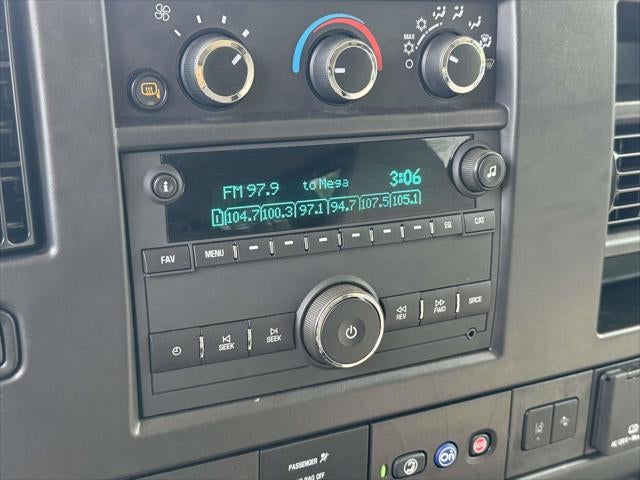 2025 Chevrolet Express Passenger 1LT