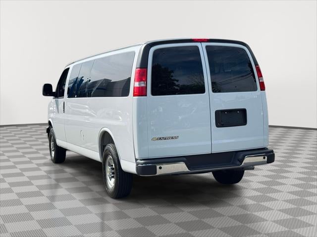 2025 Chevrolet Express Passenger 1LT