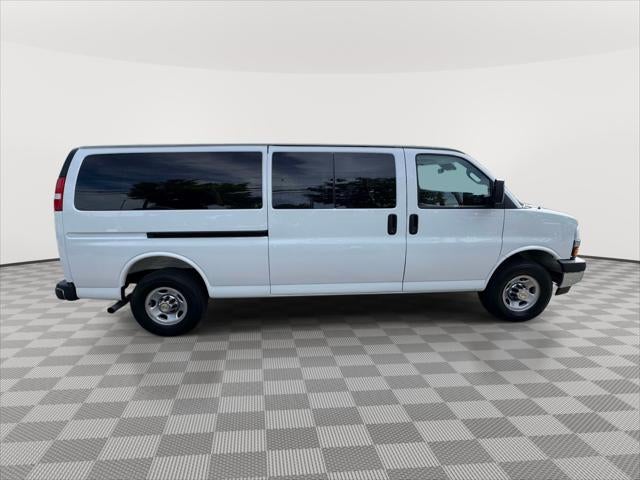 2025 Chevrolet Express Passenger 1LT