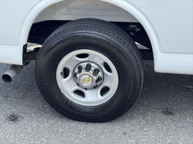 2025 Chevrolet Express Passenger 1LT